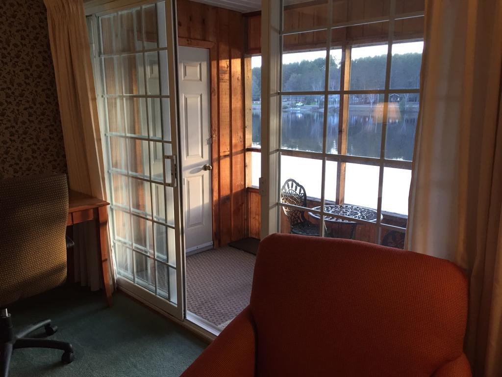 Algonquin Lakeside Inn Dwight Exterior photo