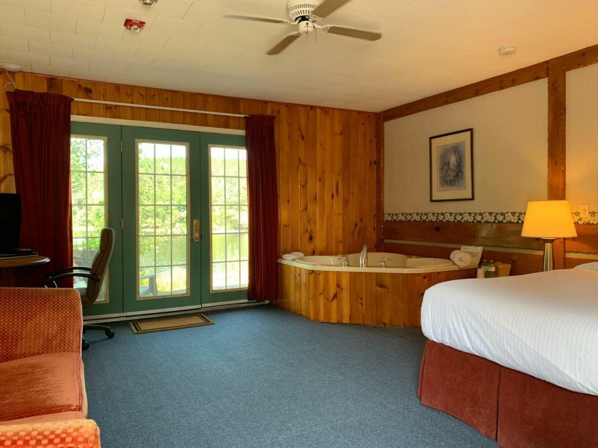 Algonquin Lakeside Inn Dwight Exterior photo