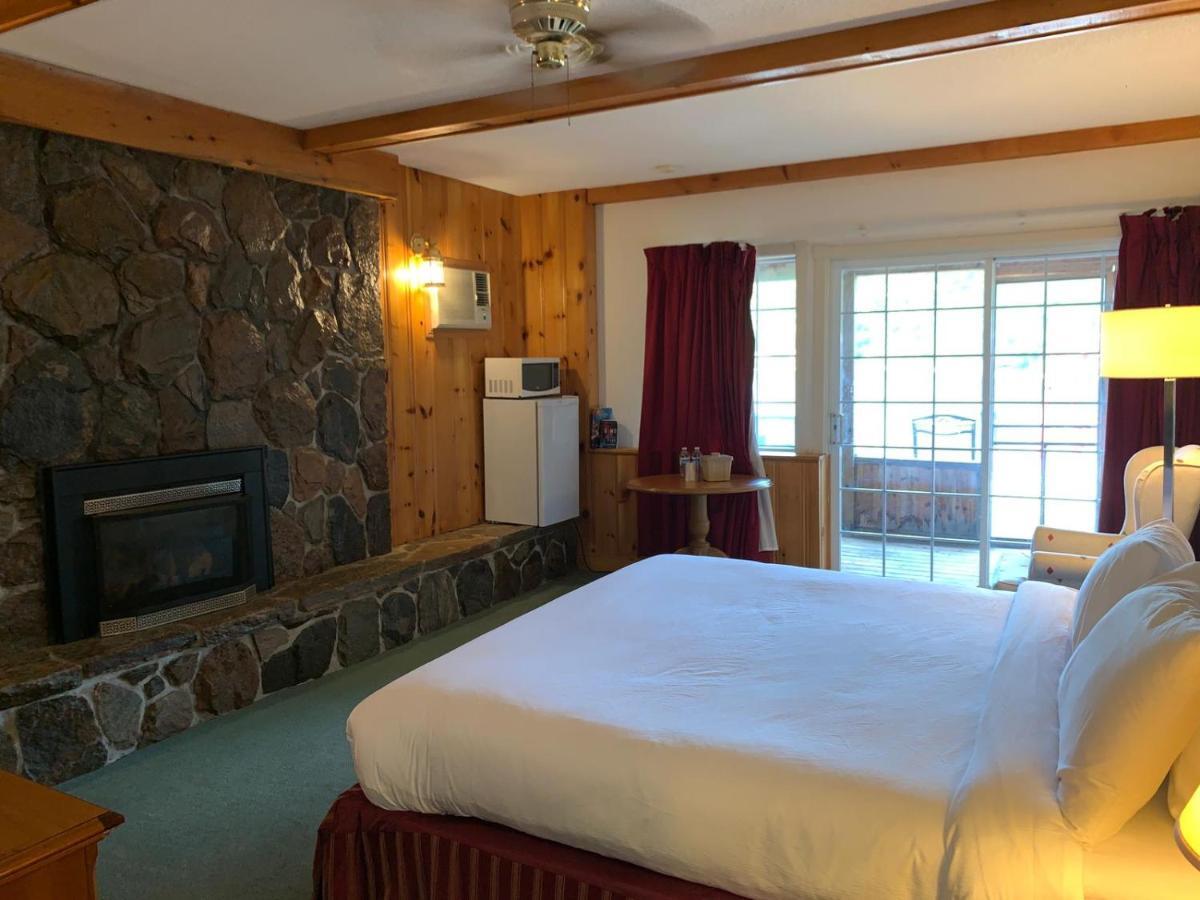 Algonquin Lakeside Inn Dwight Exterior photo